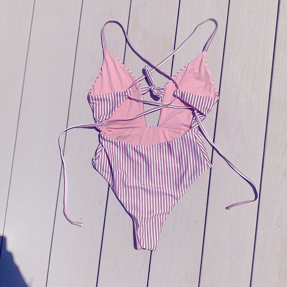 Striped low cut one piece - Picture 3 of 3